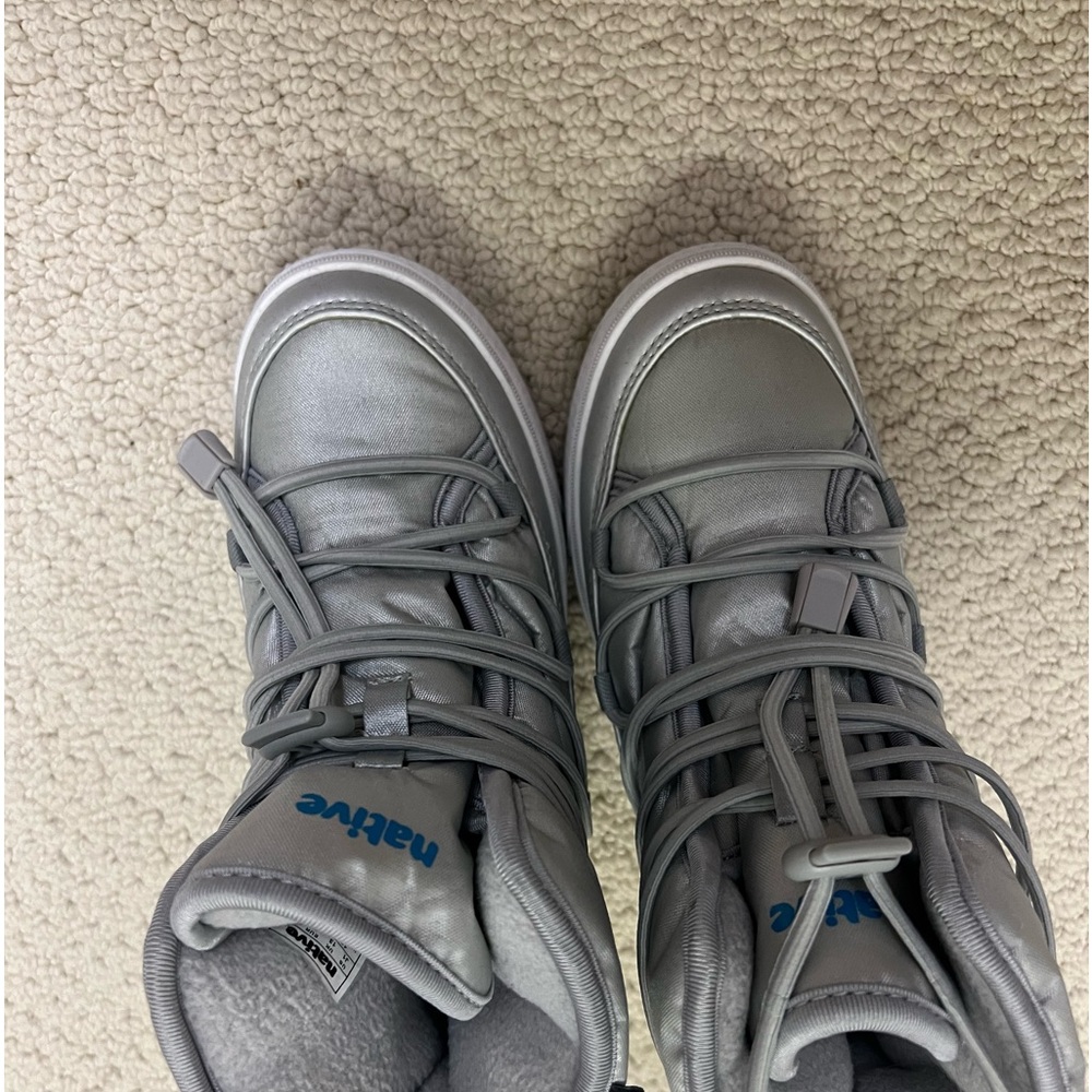 Native kids winter shoe youth size 1, grey color NEW